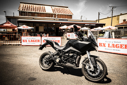 Zero Electric Motorcycle out the front of a country pub in Bathurst NSW